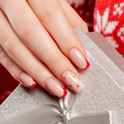 Czerwony świąteczny french manicure 