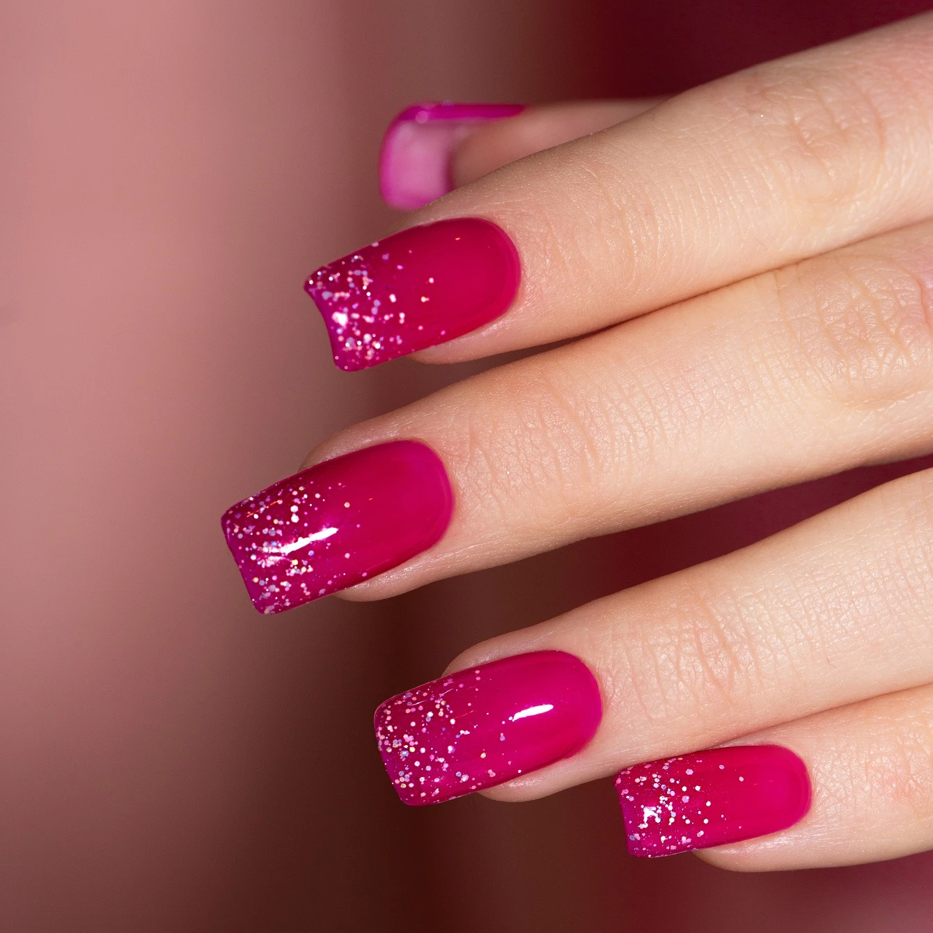 Neonowe różowe paznokcie hybrydowe z lakierem flash