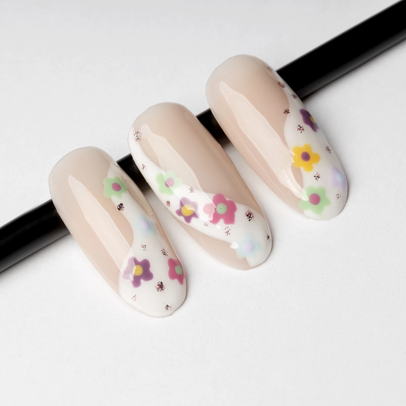 Wiosenna stylizacja paznokci z kolorowymi kwiatami