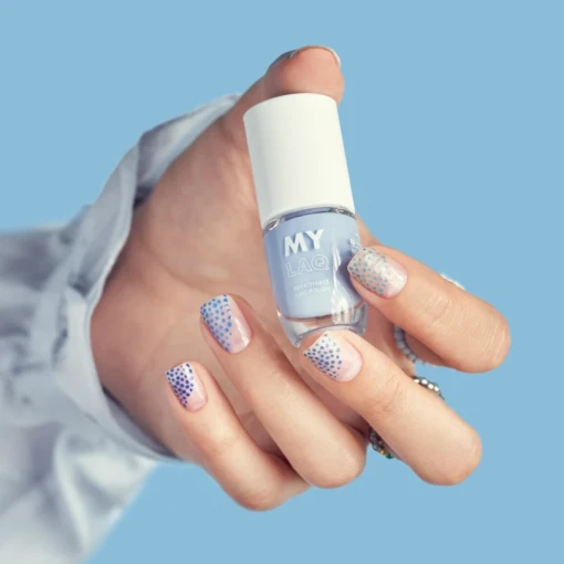 Klasyczny niebieski manicure w kropki