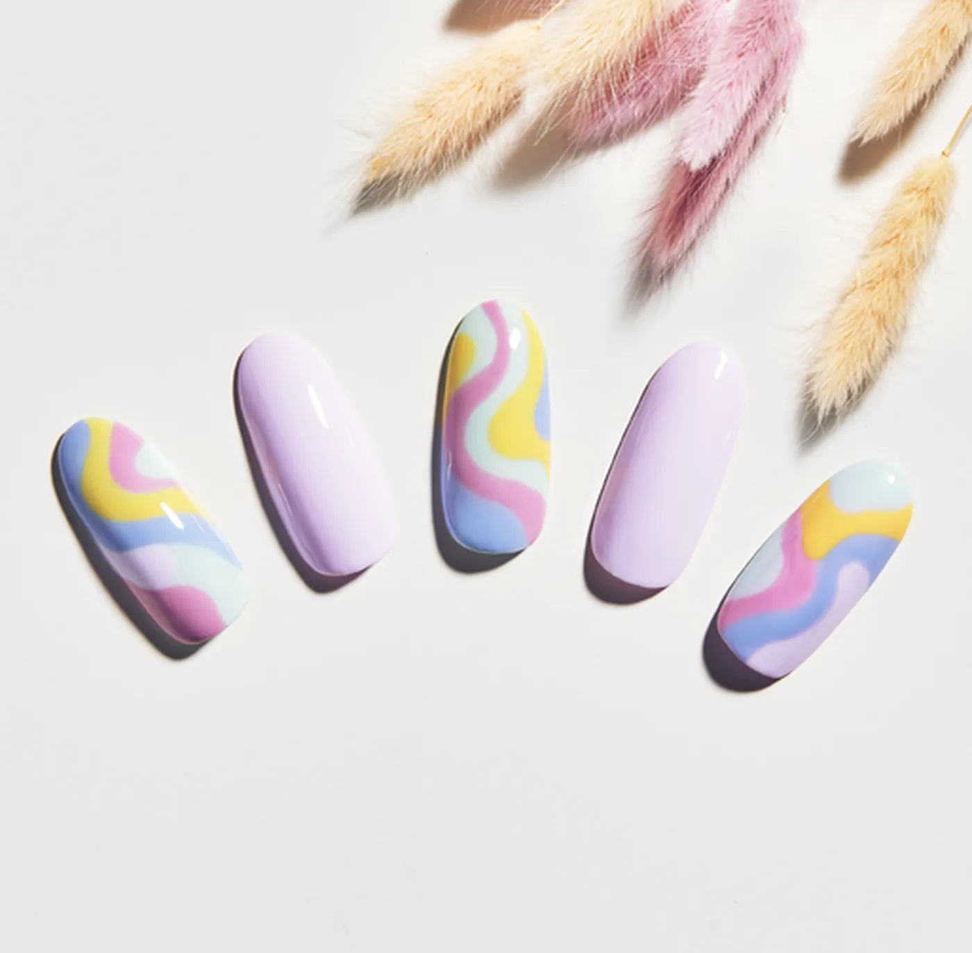 Swirl Nails - sprawdź, jak stworzyć najbardziej pożądany manicure z Instagrama!